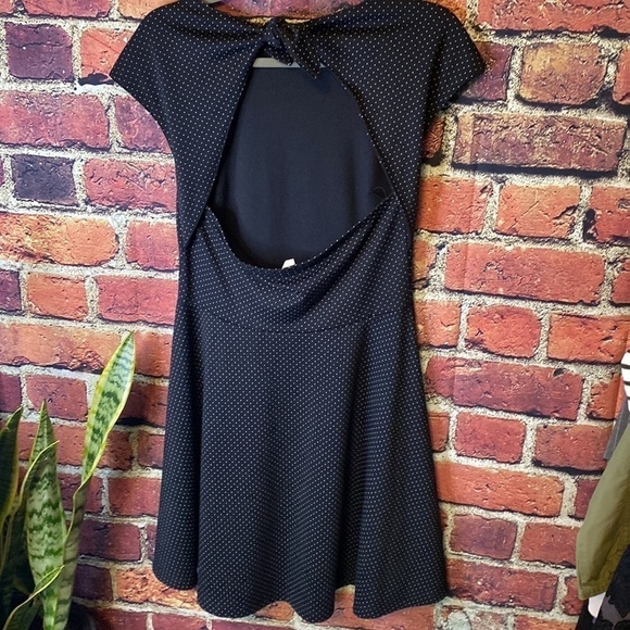 Gap Black Fit & Flare Skater Dress with Open Back with Bunny Tie Size 8 - Picture 9 of 10